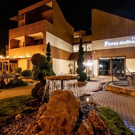 Floros Simfonija Hotel ซเวนตายิ ภายนอก รูปภาพ