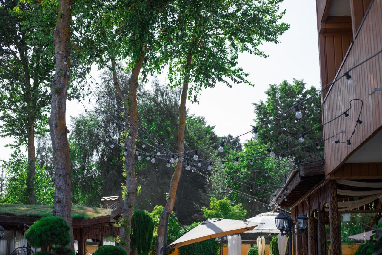 Floros Simfonija Hotel ซเวนตายิ ภายนอก รูปภาพ