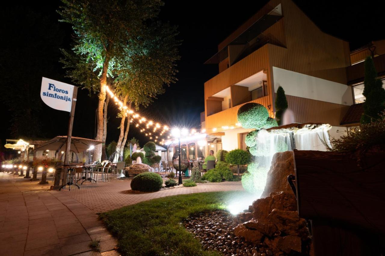Floros Simfonija Hotel ซเวนตายิ ภายนอก รูปภาพ