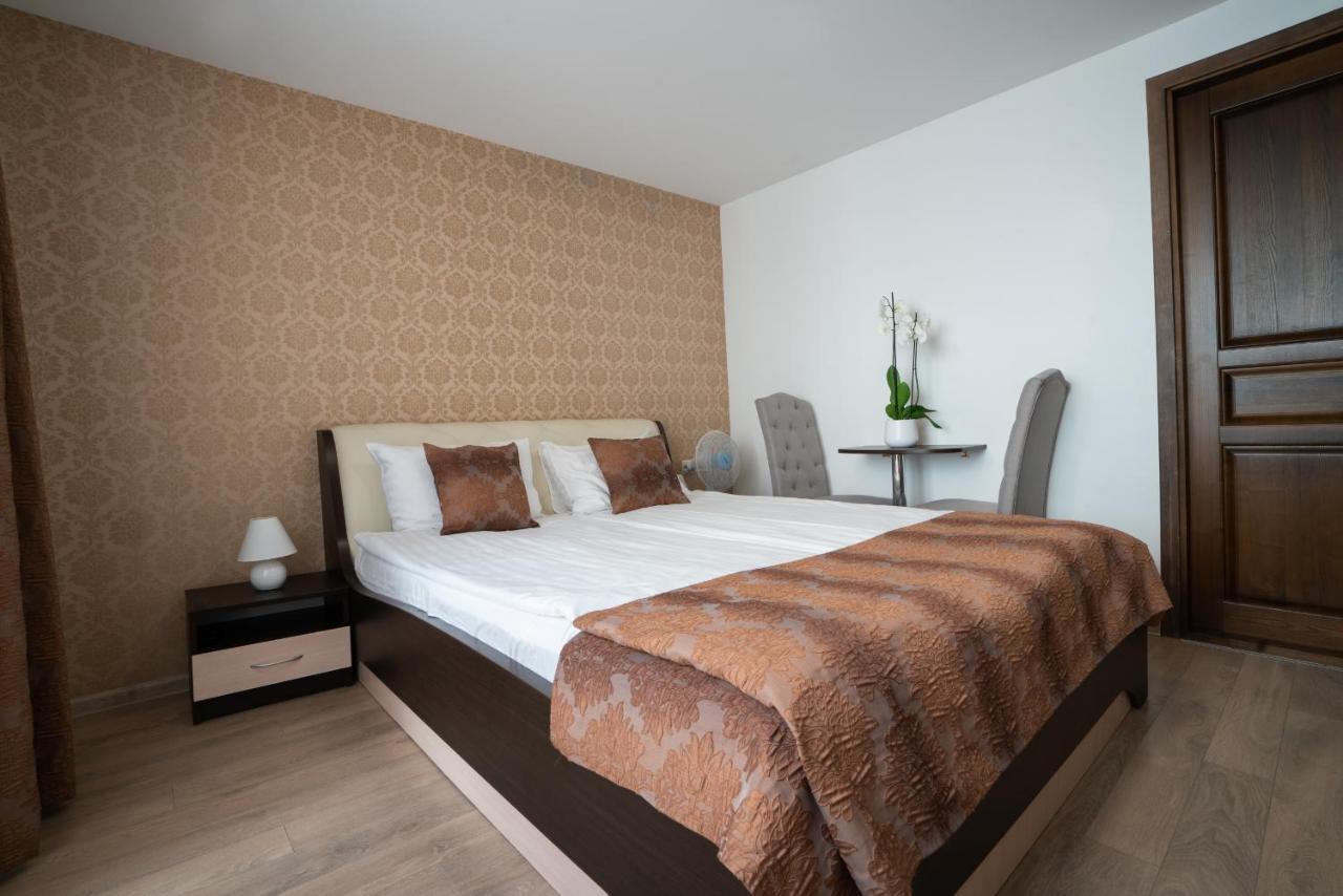 Floros Simfonija Hotel ซเวนตายิ ภายนอก รูปภาพ
