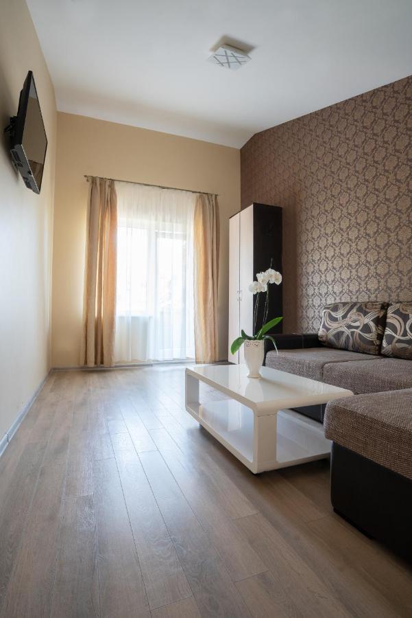 Floros Simfonija Hotel ซเวนตายิ ภายนอก รูปภาพ