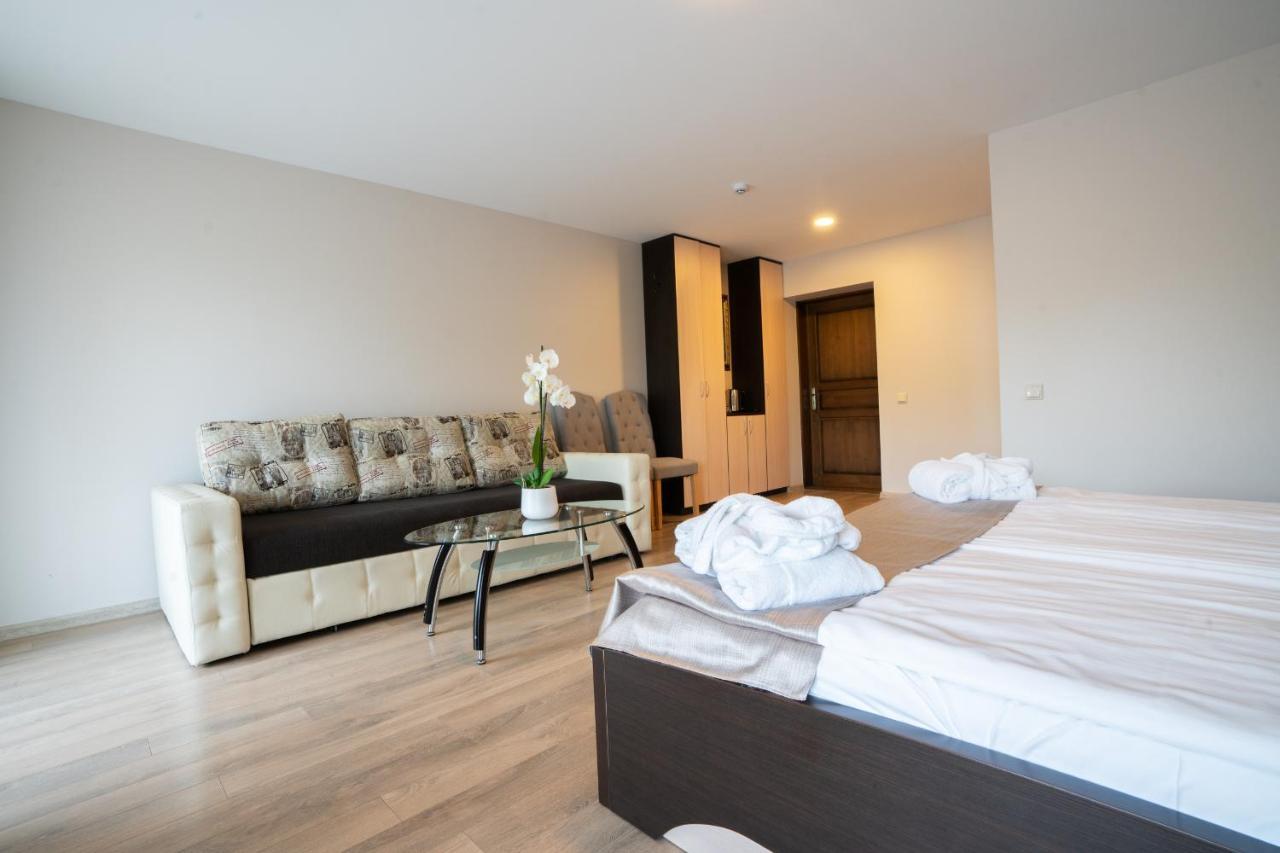 Floros Simfonija Hotel ซเวนตายิ ภายนอก รูปภาพ