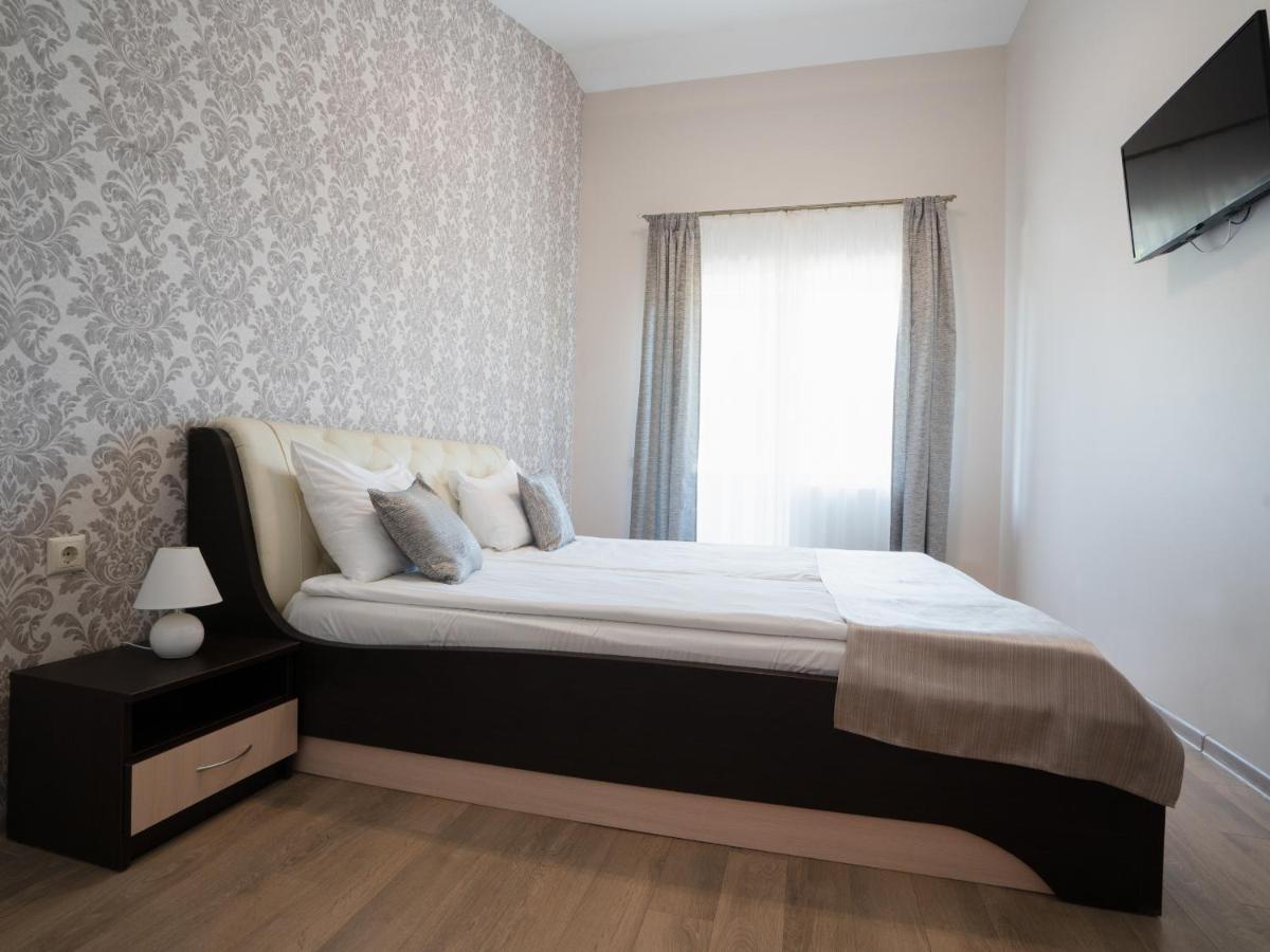 Floros Simfonija Hotel ซเวนตายิ ภายนอก รูปภาพ