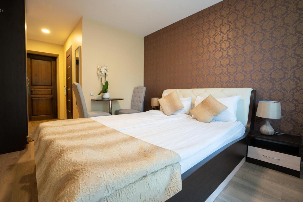 Floros Simfonija Hotel ซเวนตายิ ภายนอก รูปภาพ