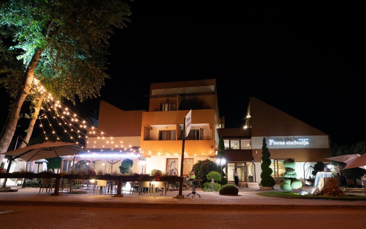 Floros Simfonija Hotel ซเวนตายิ ภายนอก รูปภาพ