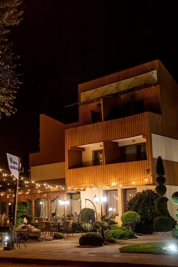 Floros Simfonija Hotel ซเวนตายิ ภายนอก รูปภาพ