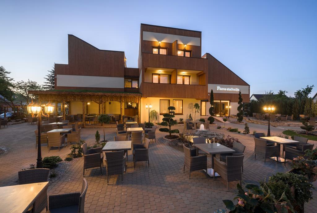 Floros Simfonija Hotel ซเวนตายิ ภายนอก รูปภาพ