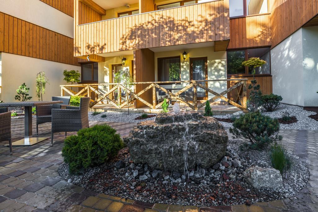 Floros Simfonija Hotel ซเวนตายิ ภายนอก รูปภาพ