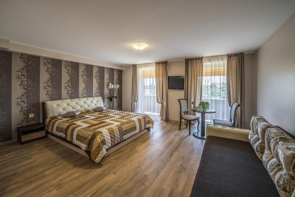 Floros Simfonija Hotel ซเวนตายิ ภายนอก รูปภาพ